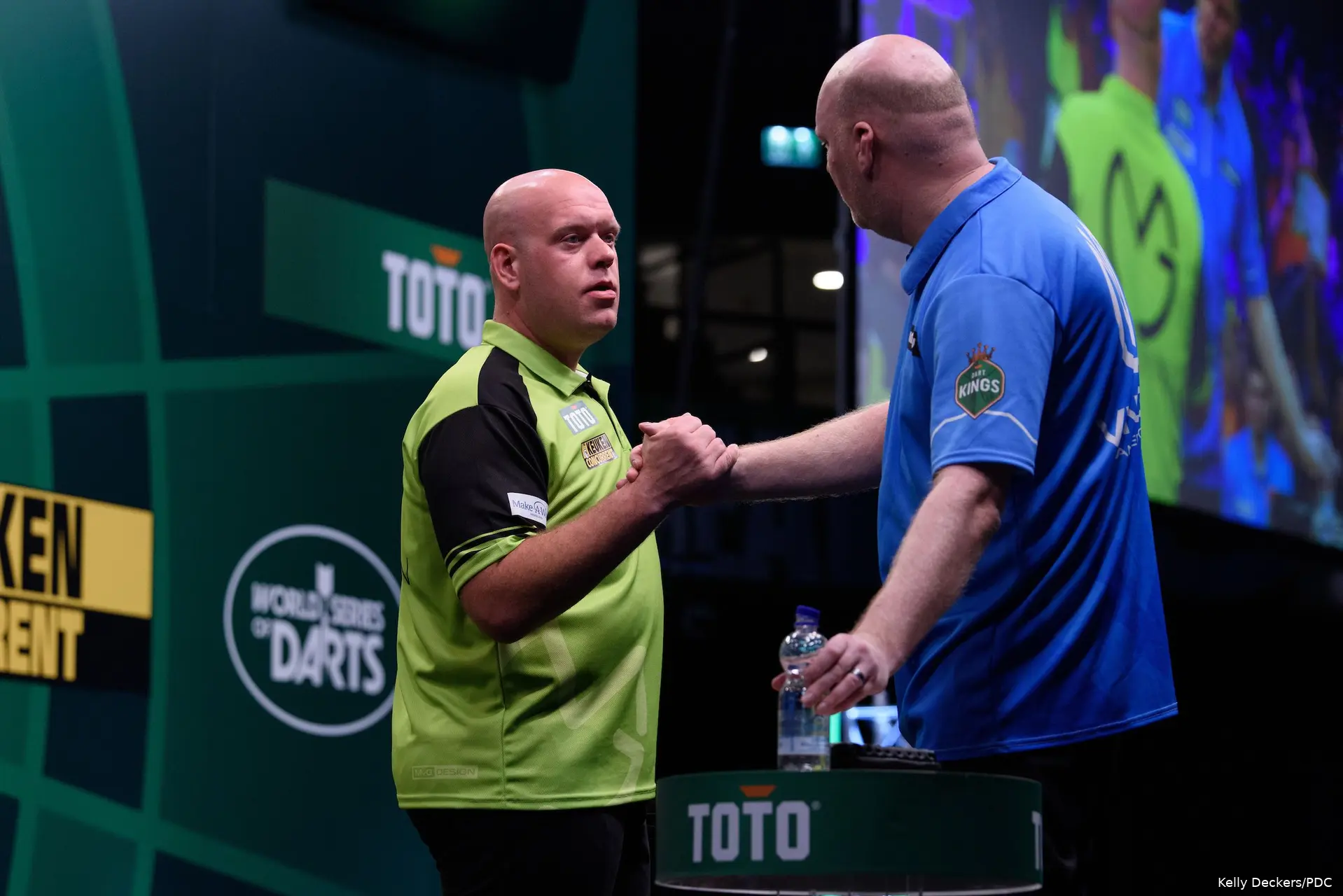 Michael van Gerwen en Vincent van der Voort schudden de hand met elkaar
