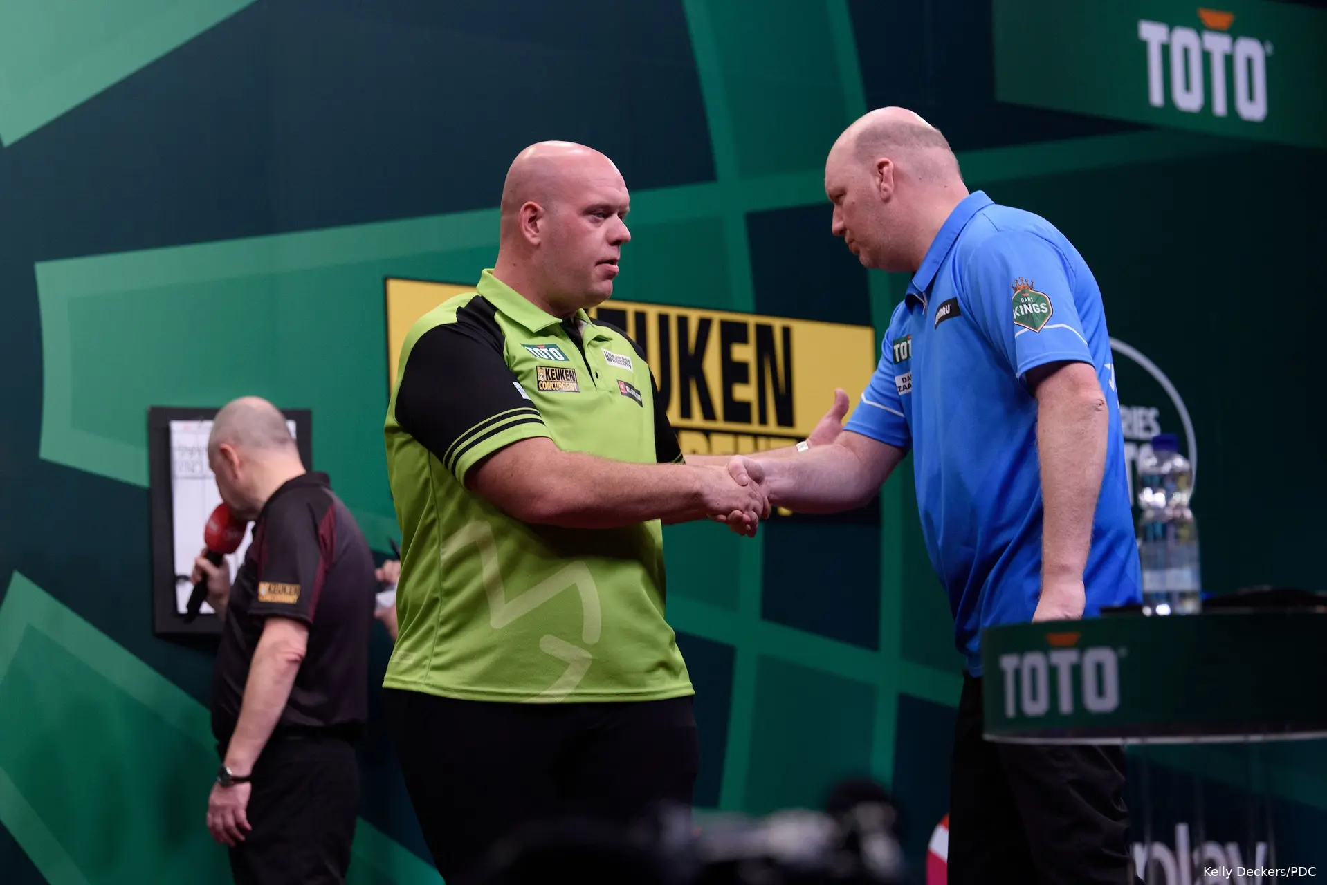 Michael van Gerwen en Vincent van der Voort geven elkaar een hand