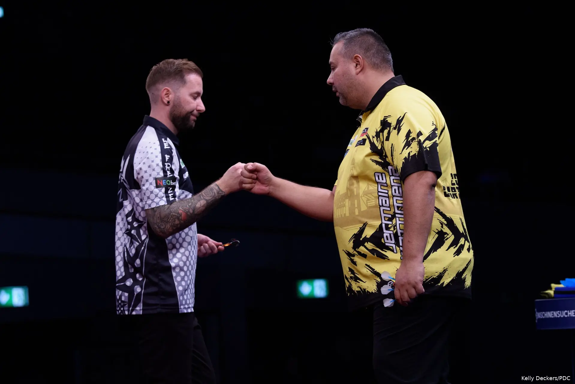 Danny Noppert en Jermaine Wattimena geven elkaar een boks op het podium
