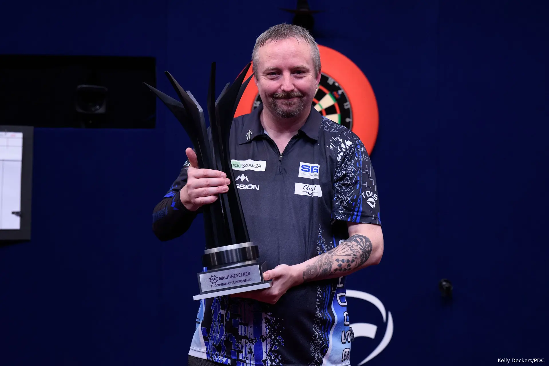 Ritchie Edhouse heeft zijn gewonnen trofee in zijn handen.