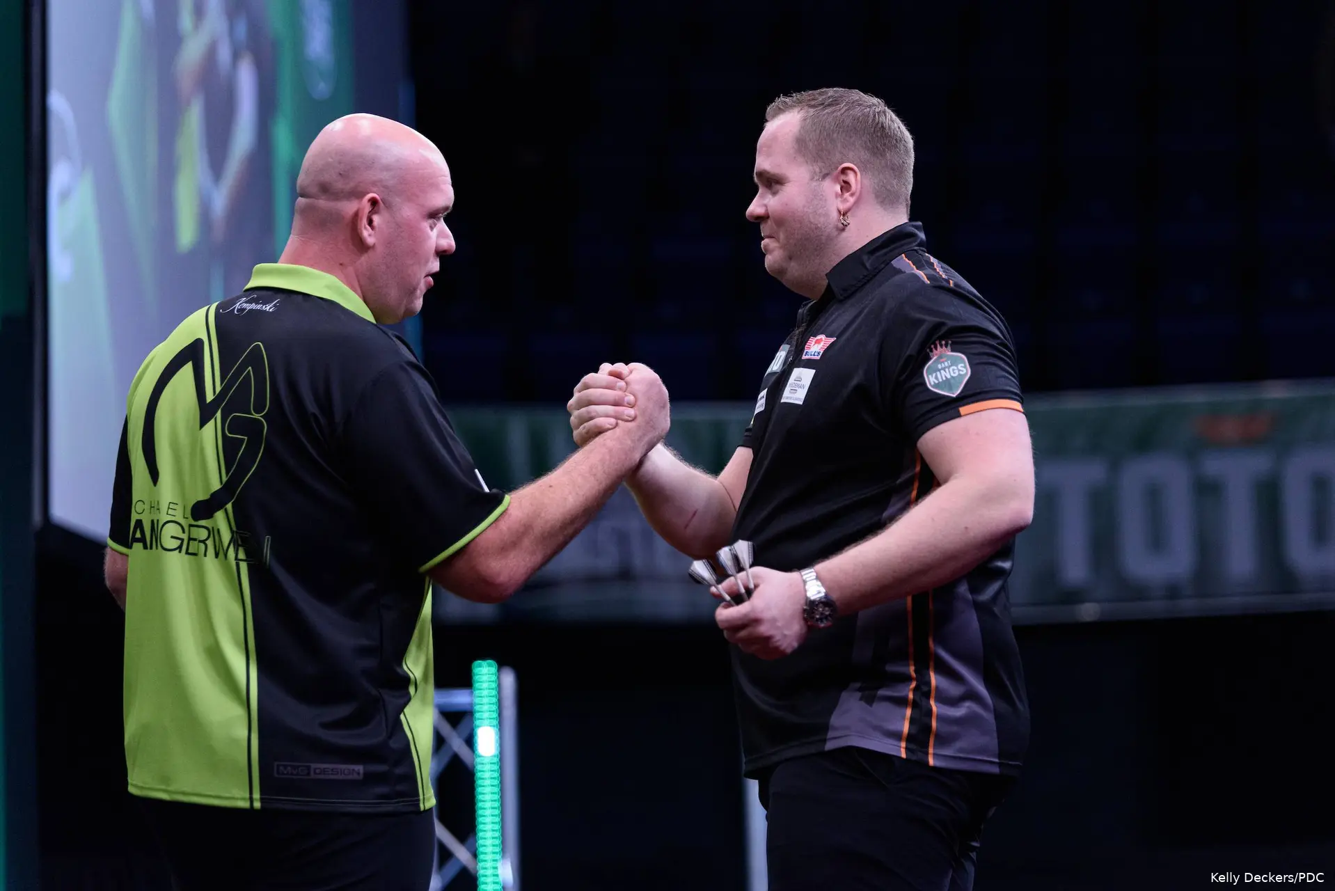 Michael van Gerwen en Dirk van Duijvenbode geven elkaar een hand