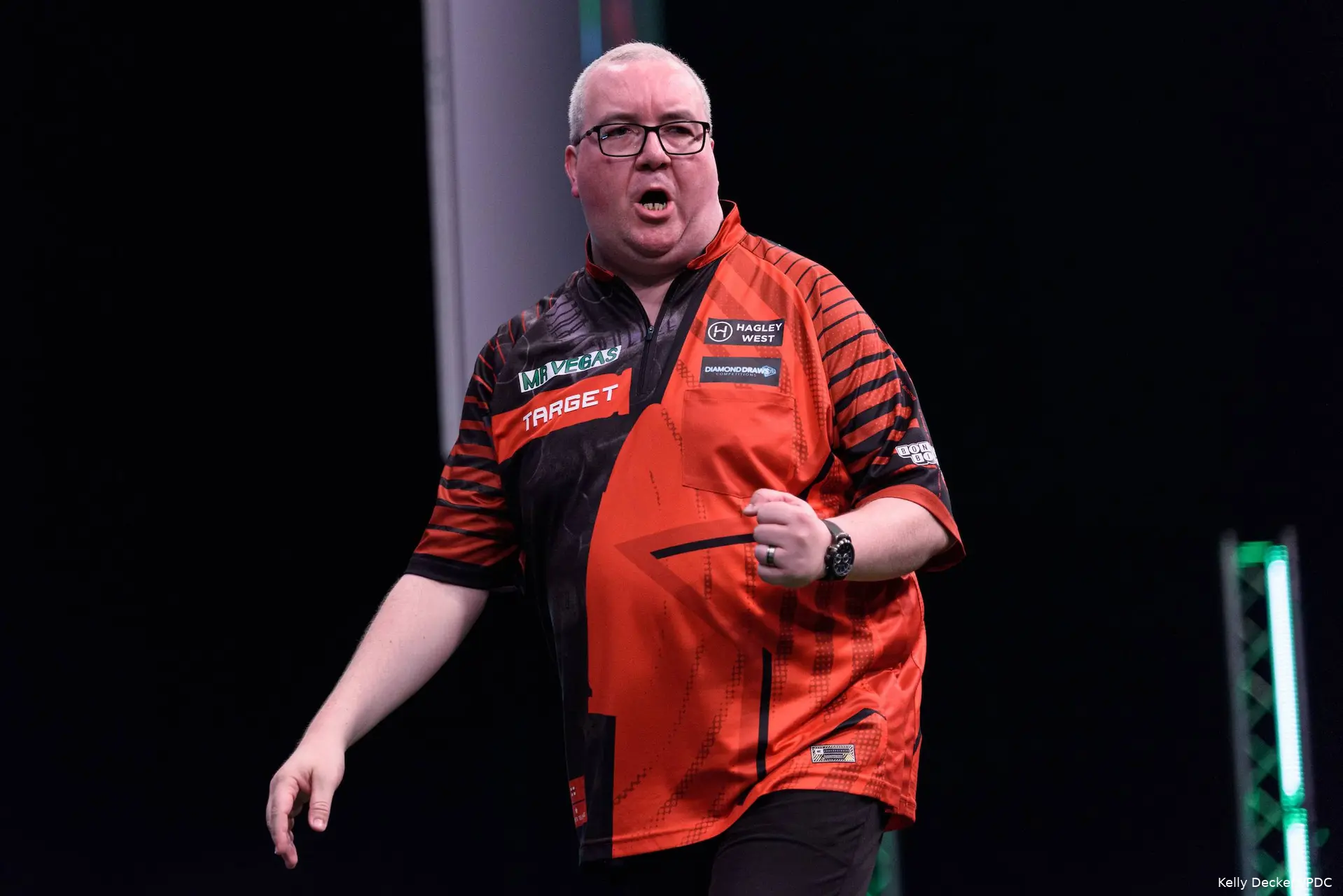 Stephen Bunting balt de vuist