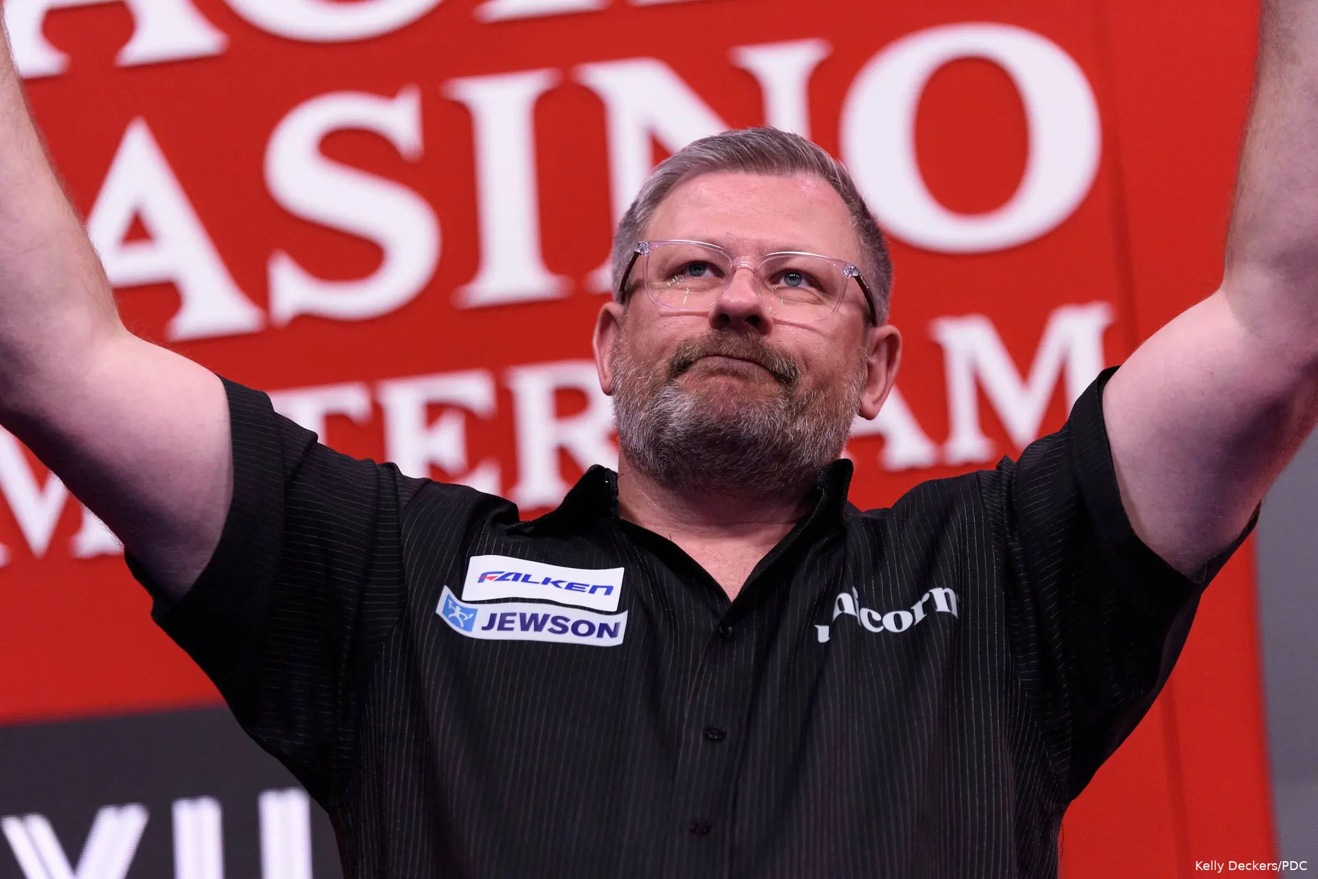 James Wade zwaait naar het publiek.