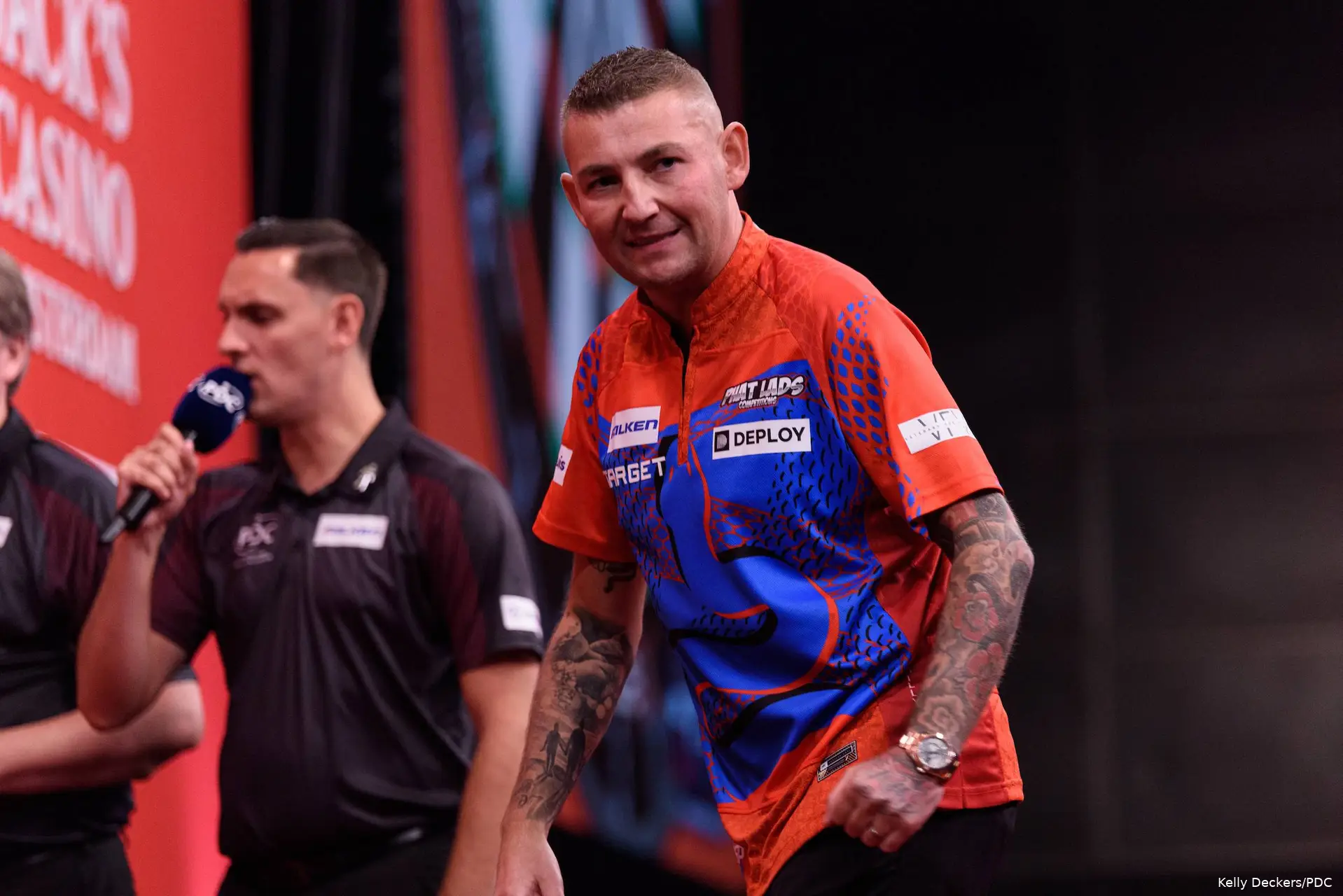 Nathan Aspinall viert een leg.
