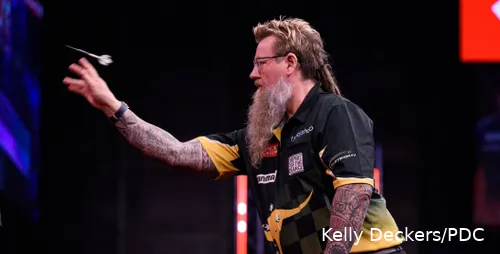 Simon Whitlock wirft seinen Dartpfeil auf das Dartboard