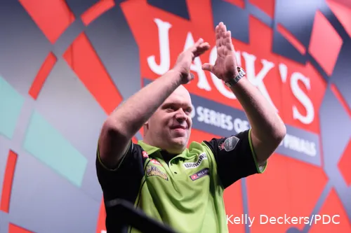 Michael van Gerwen groet het thuispubliek in Afas Live