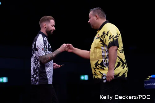 Danny Noppert en Jermaine Wattimena geven elkaar een boks op het podium