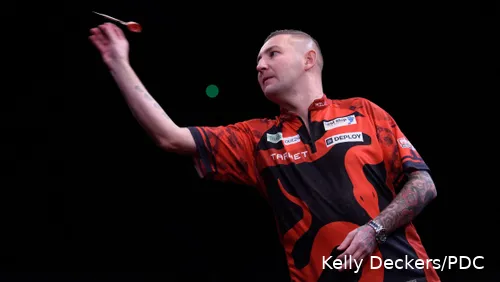 Nathan Aspinall ging in de kwartfinales van de Bahrain Darts Masters met 6-5 onderuit tegen Luke Humphries