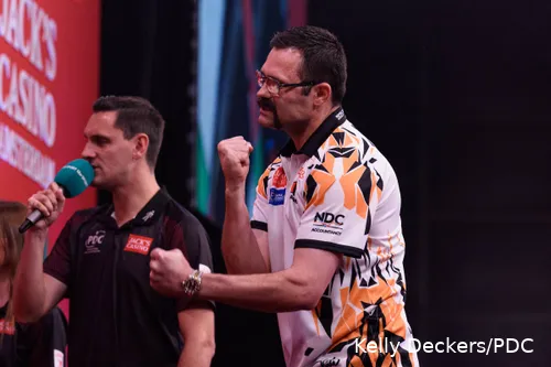 Damon Heta baalt zichtbaar en balt zijn vuisten.