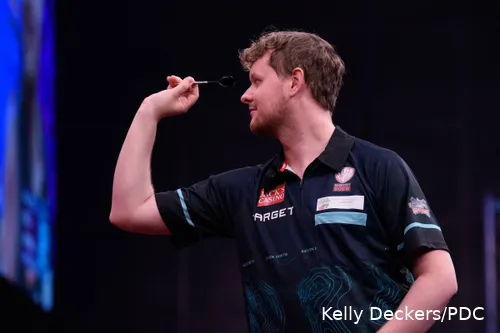 Kevin Doets mikt zijn dartpijl