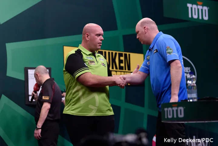 Michael van Gerwen and Vincent van der Voort shake hands