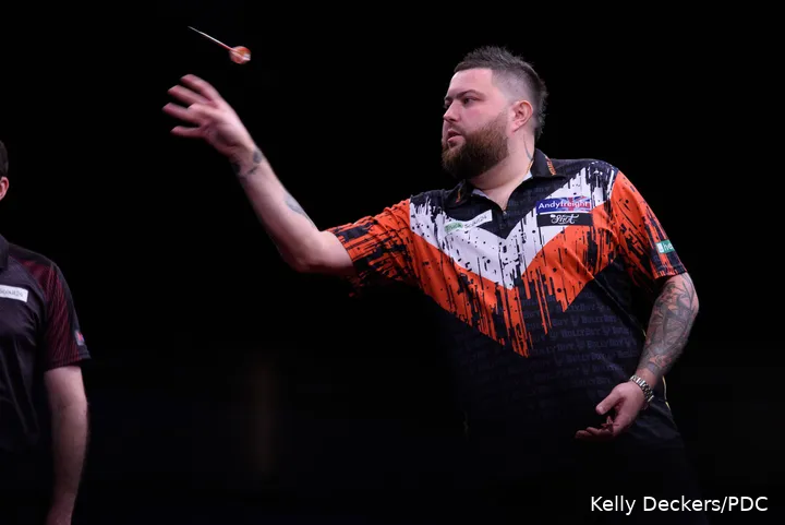 Michael Smith meets Jermaine Wattimena in his second group match