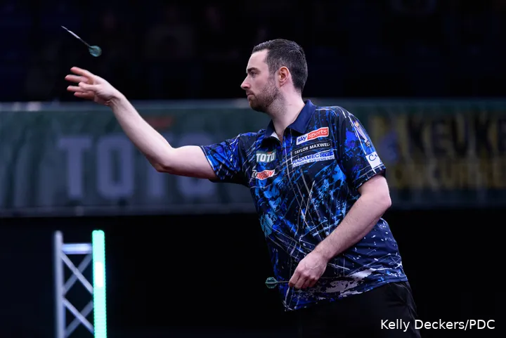 Luke Humphries in action