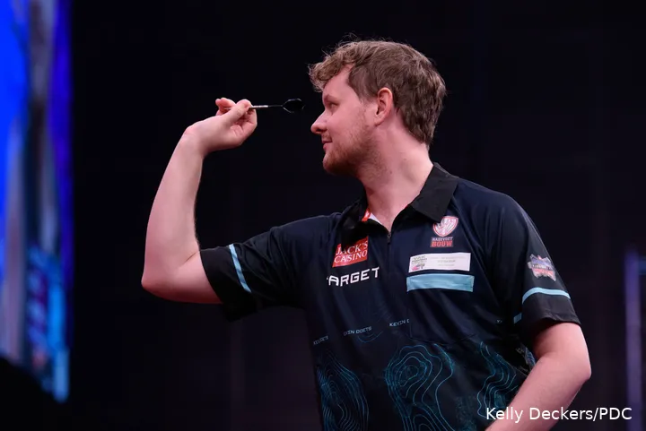 Kevin Doets aims his dart