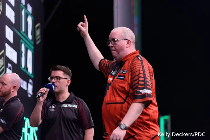 Stephen Bunting puts finger up.