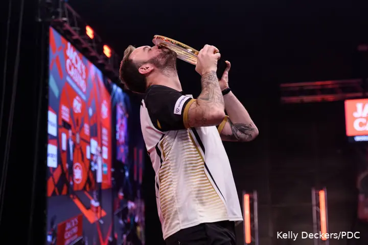 Ross Smith kisses trophy.