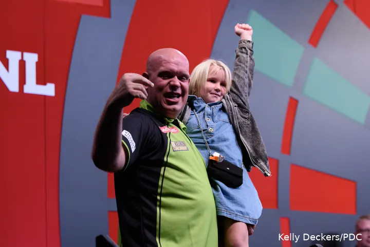 Michael van Gerwen mit seiner Tochter<br>