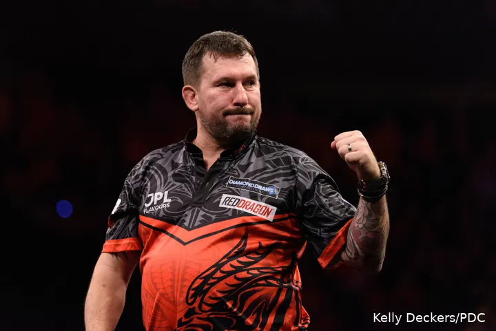 Jonny Clayton ballt die Faust