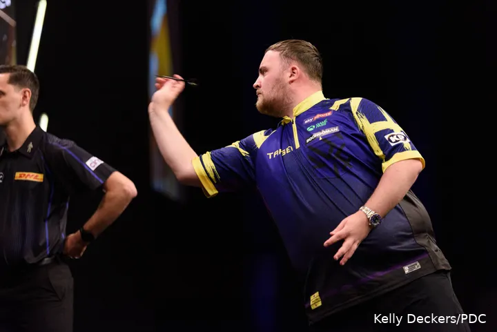 Luke Littler in Aktion während der Premier League Darts