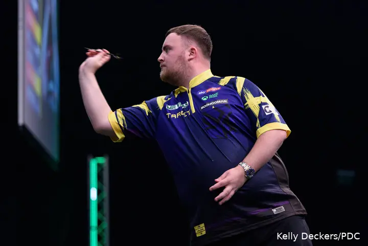 Luke Littler wirft einen Dart.