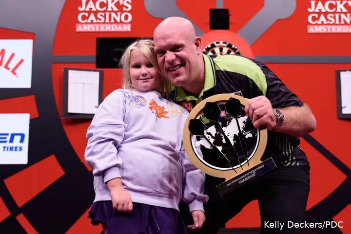 Michael van Gerwen und seine Tochter Zoë posieren mit dem Pokal