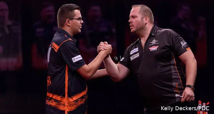 Gian van Veen &amp; Dirk van Duijvenbode begrüßen sich.