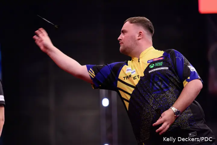 Luke Littler wirft einen Dart.