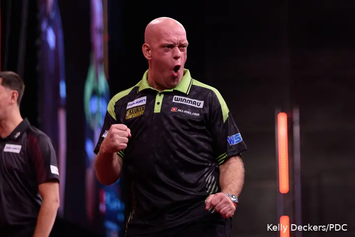 Michael van Gerwen jubelt den Fans zu.