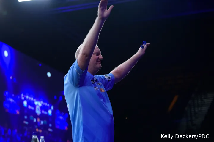 Vincent van der Voort betreedt het podium op de klanken van het feestelijke nummer 'Give it Up'