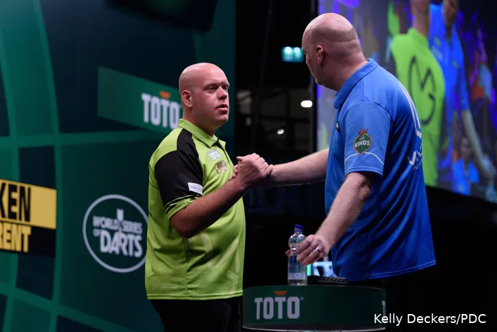 Michael van Gerwen en Vincent van der Voort schudden de hand met elkaar