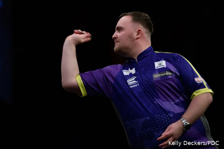 Luke Littler wist in zijn debuutjaar in de Premier League Darts direct de competitiefase te winnen