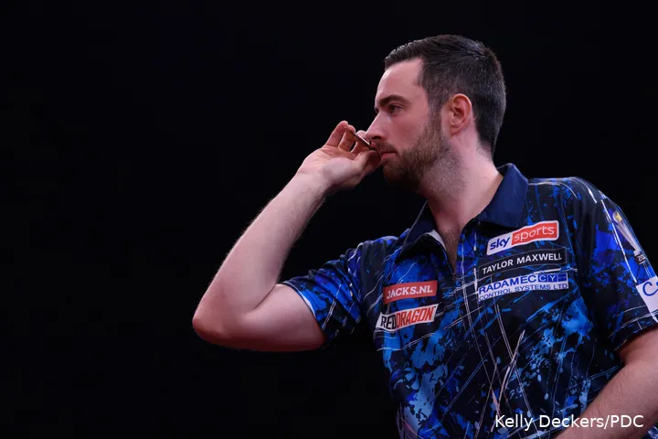 Luke Humphries in actie