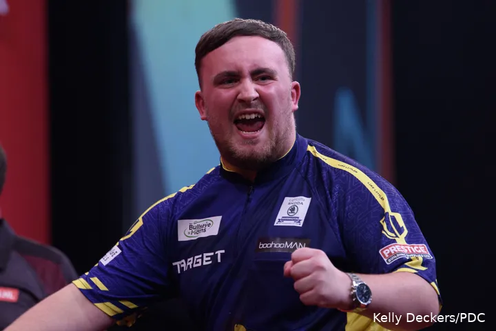 Luke Littler in actie tijdens de World Series of Darts Finals