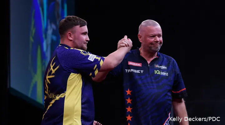 Luke Littler en Raymond van Barneveld na de wedstrijd