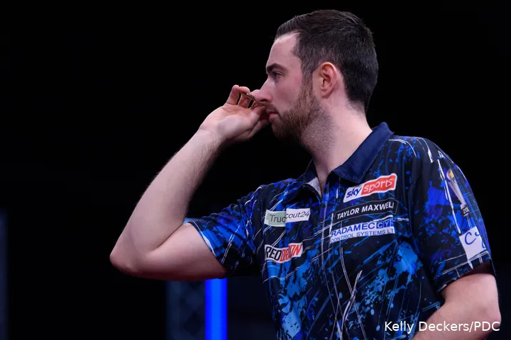 De nummer één van de wereld Luke Humphries in actie