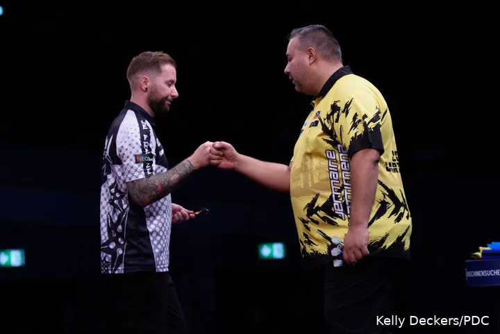 Danny Noppert en Jermaine Wattimena geven elkaar een boks op het podium