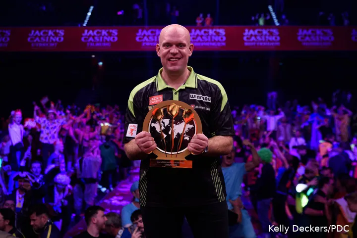 Michael van Gerwen poseert trots met zijn trofee van de World Series of Darts Finals