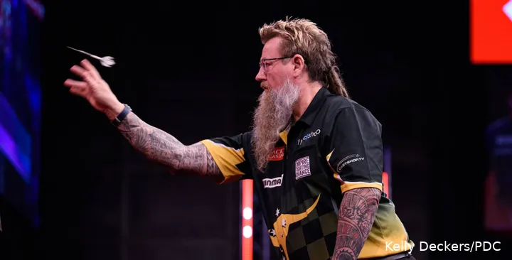 Simon Whitlock gooit zijn dartpijl naar het dartbord