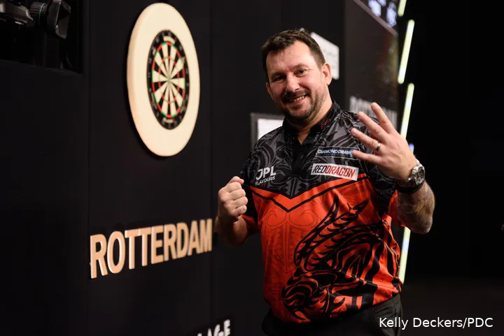 Jonny Clayton steekt vier vingers op naar de camera.