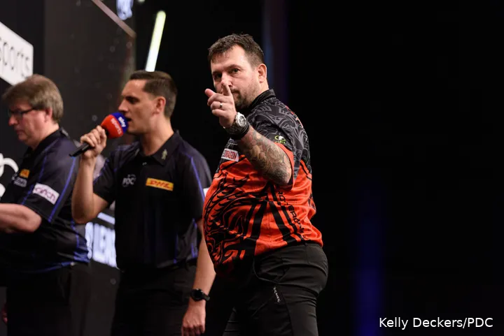 Jonny Clayton wijst met zijn vinger richting zijn eigen aanhang.