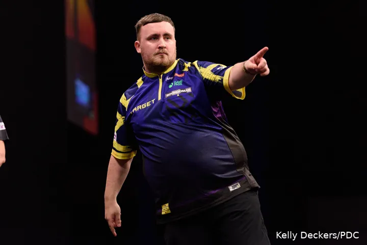 Luke Littler in actie tijdens de Premier League Darts