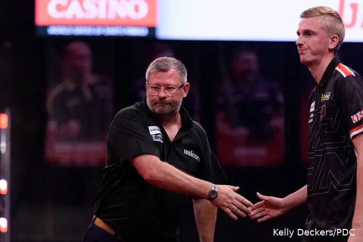 James Wade en Wessel Nijman schudden elkaar de hand.