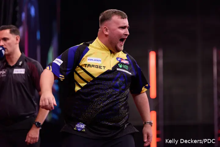 Luke Littler schreeuwt richting het publiek na een finish.