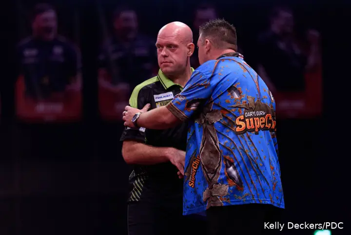 Michael van Gerwen &amp; Daryl Gurney schudden elkaar de hand