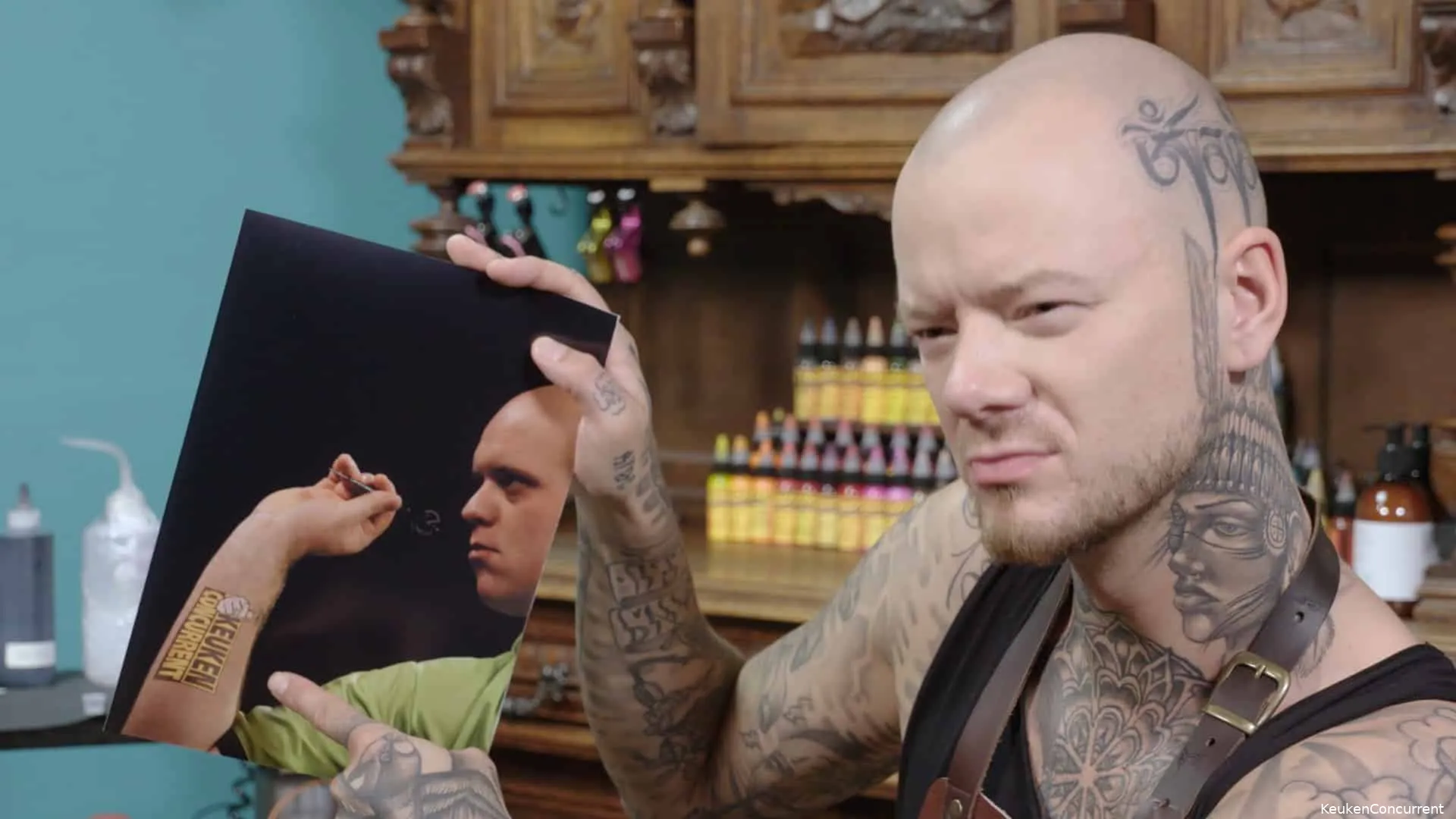 Michael van Gerwen laat nieuwe tattoo zetten