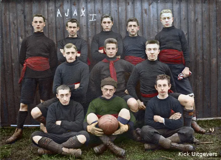 De eerste elftalfoto van Ajax ooit, uit 1900, nu in kleur.