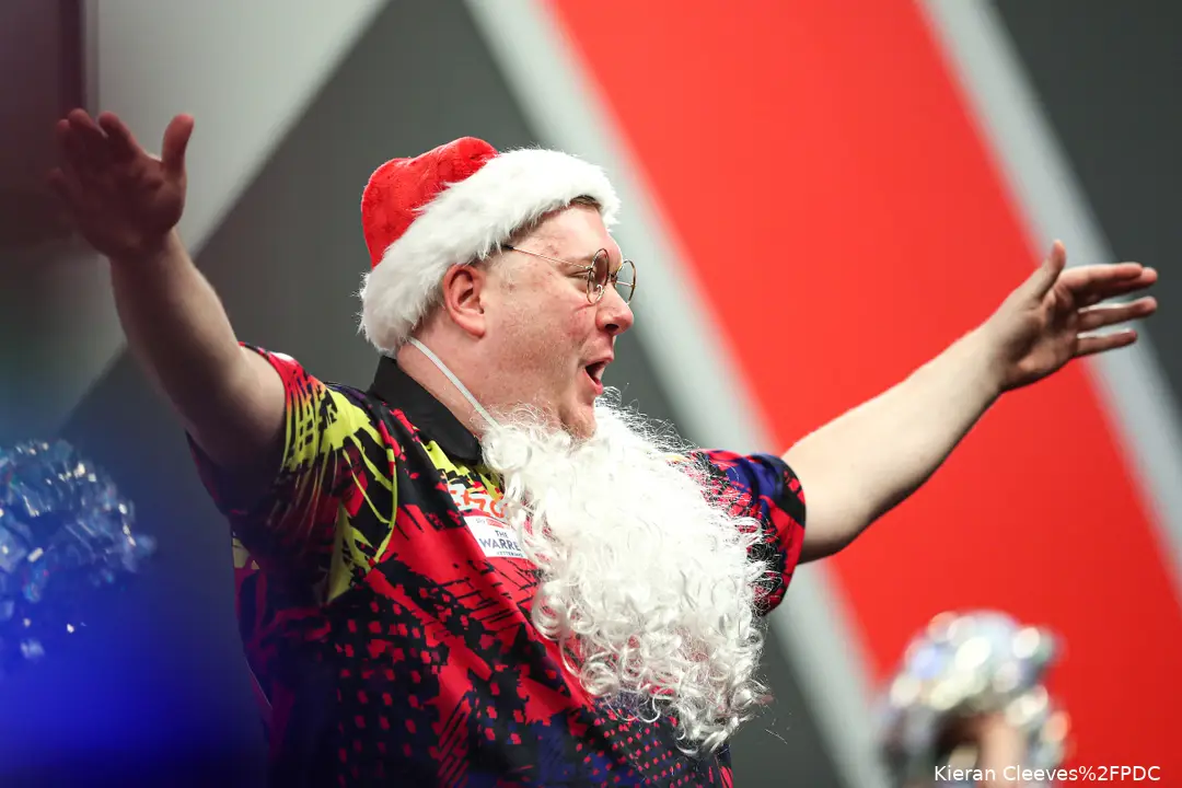 Ricky Evans ist für seine Weihnachtsoutfits in Erstrundenpartien bei der WM Darts bekannt.