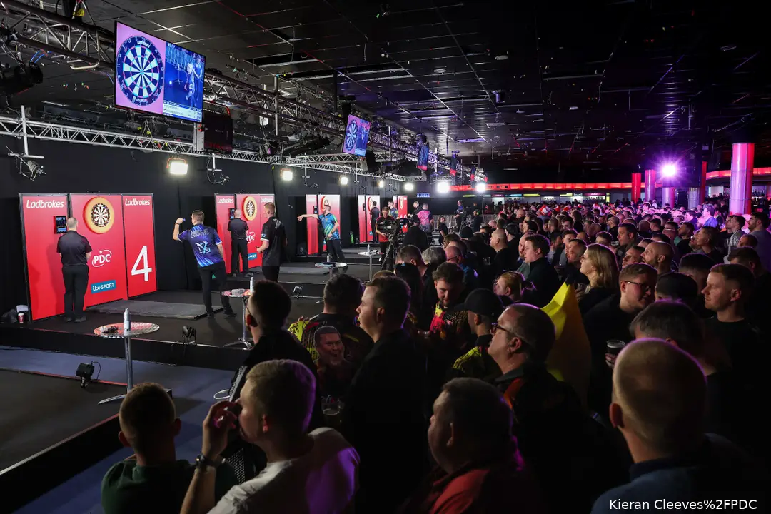 Eine riesige Zuschauermenge um Boards 3 bis 8 bei den UK Open