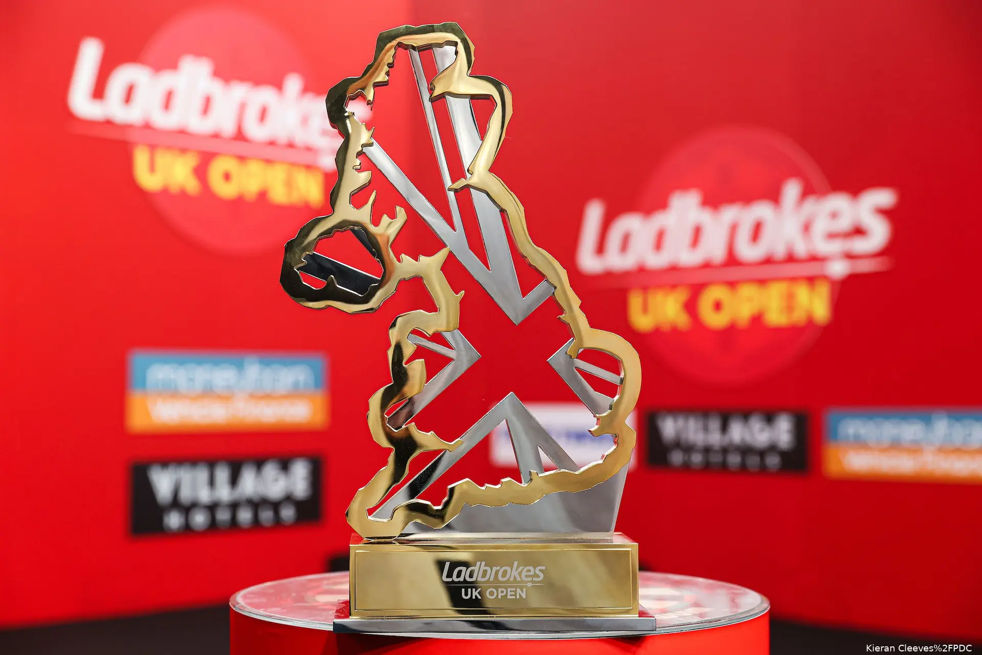 2024ukopen trophy02