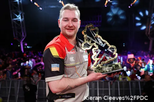 Van den Bergh posiert mit der UK Open-Trophäe